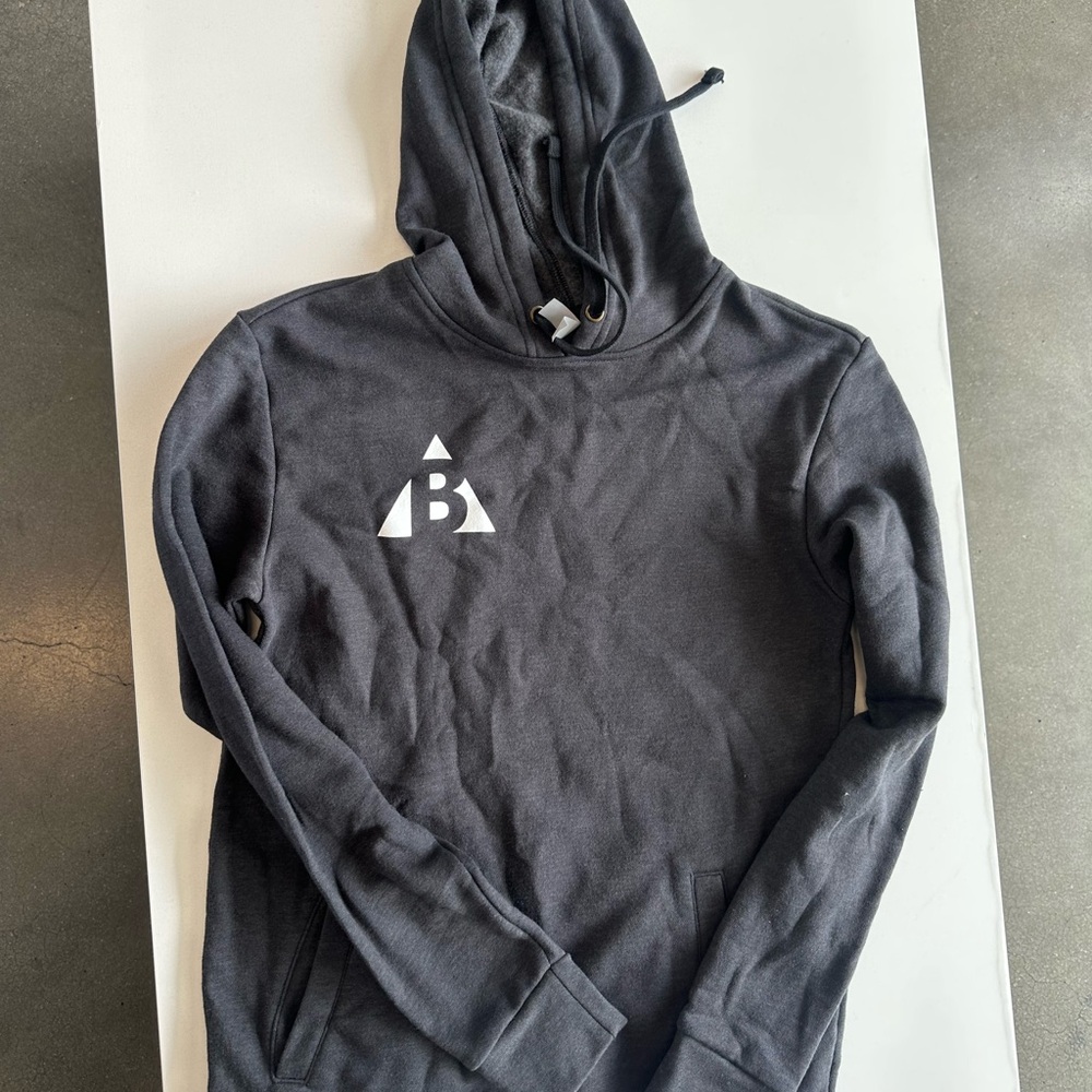 BRAND NEW HOODIE 
Software and comfy 
Size S-L